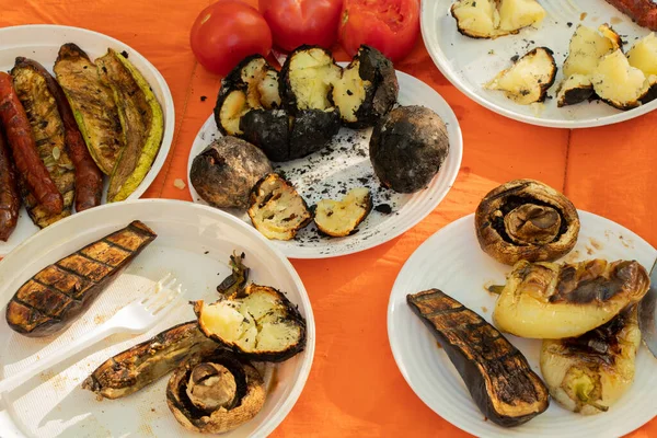 Setas Berenjenas Calabacines Fritos Parrilla Encuentran Los Platos Verano Picnic —  Fotos de Stock