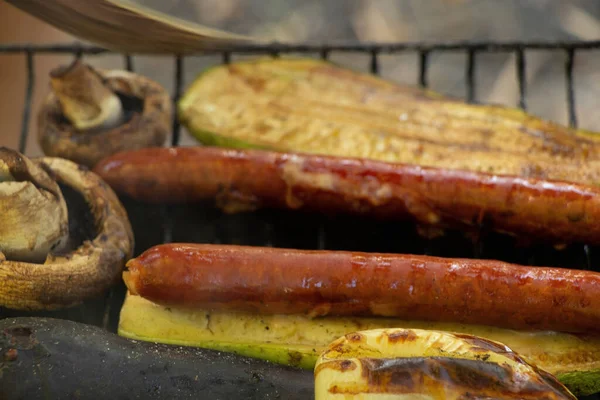 Fried Zucchini Peppers Mushrooms Sausages Grill Summer Picnic Park Vegetables — Stock Photo, Image