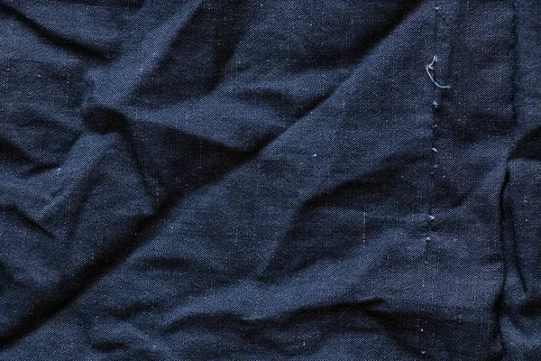Modrá Vrásčitá Tmavá Tkanina Jako Pozadí Zblízka — Stock fotografie