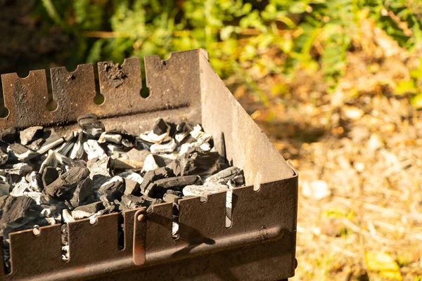 Κάρβουνα Στη Σχάρα Για Πικνίκ Κοντά Στο Δάσος Στη Φύση — Φωτογραφία Αρχείου