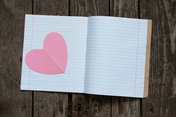 Κενό Ανοικτό Σημειωματάριο Χάρακα Και Μια Ροζ Καρδιά Από Χαρτί — Φωτογραφία Αρχείου