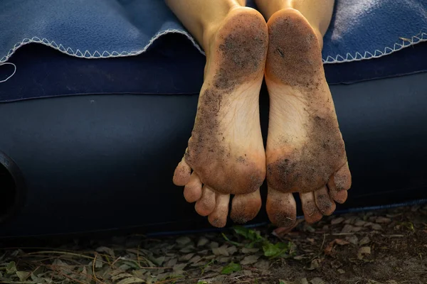 Pés Rachados Sujos Uma Menina Que Deita Colchão Floresta Andando — Fotografia de Stock