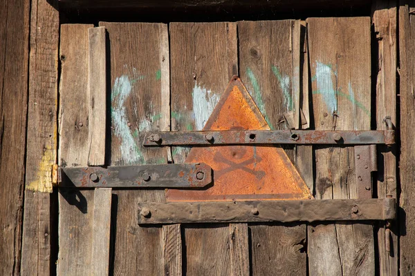 Segno Ferro Con Teschio Ossa Avvertimento Pericolo Porta Vecchia Legno — Foto Stock