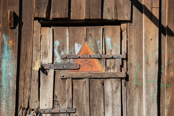 Signe Fer Avec Crâne Avertissement Danger Sur Vieille Porte Bois — Photo