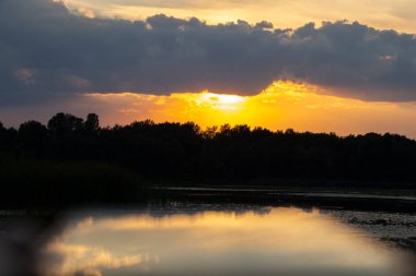 Dnipro şehrindeki Ukrayna 'da büyük bir bulutun arka planına karşı gün batımı