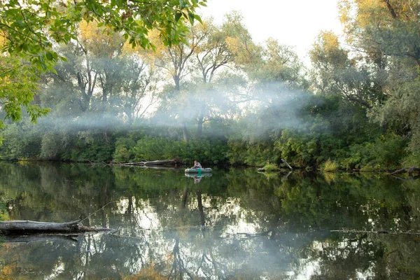インフレータブルボートの男がウクライナのオレル川で魚を釣り川で釣り — ストック写真