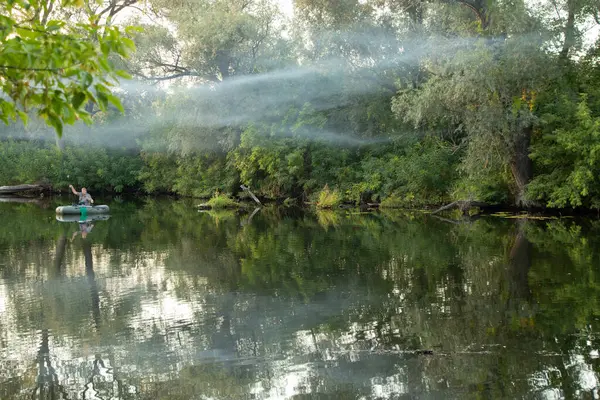 Şişme Bir Teknede Bir Adam Ukrayna Orel Nehrinde Balık Yakalar — Stok fotoğraf