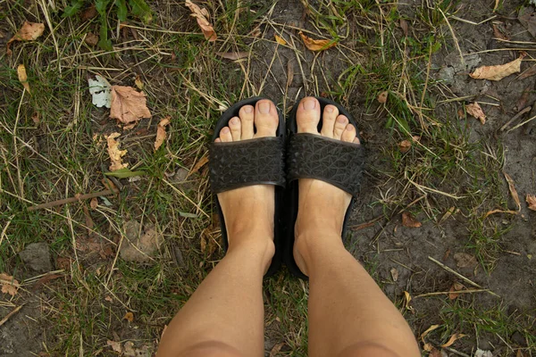 Frauenbeine Schwarzen Flip Flops Auf Dem Gras Wald Ansicht Von — Stockfoto