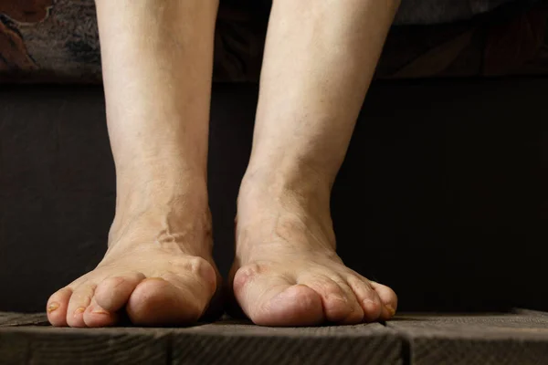 Piedi Della Vecchia Nonna Sul Pavimento Nella Sua Stanza Primo — Foto Stock