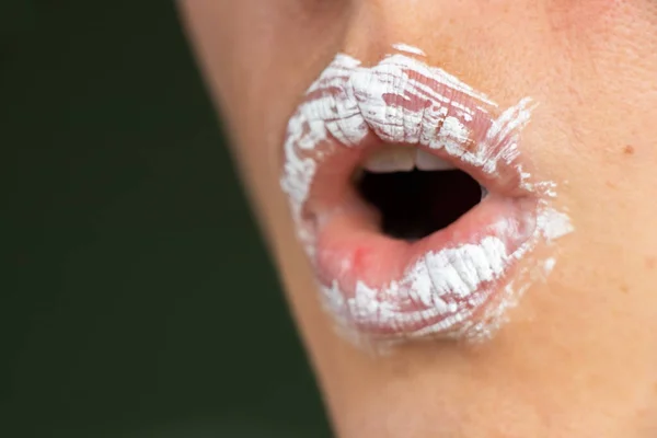 Vrouwelijke Lippen Besmeurd Met Witte Tandpasta Tanden Poetsen — Stockfoto