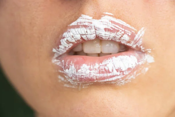 Vrouwelijke Lippen Besmeurd Met Witte Tandpasta Tanden Poetsen — Stockfoto