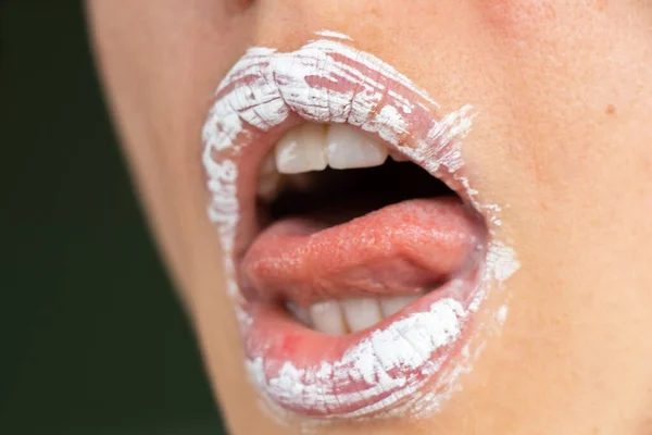 Vrouwelijke Lippen Besmeurd Met Witte Tandpasta Tanden Poetsen — Stockfoto