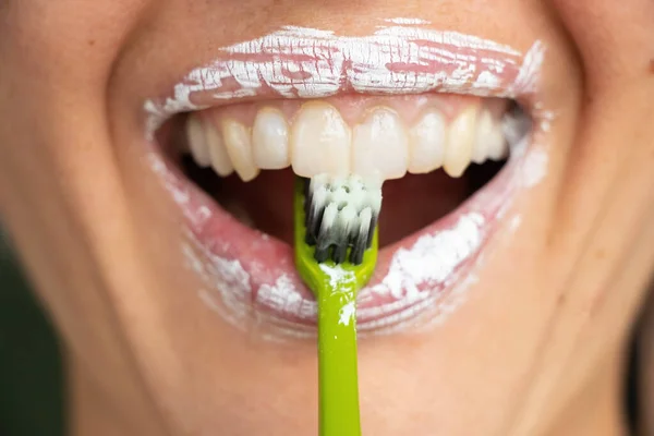 Vrouwelijke Lippen Besmeurd Met Witte Tandpasta Een Tandenborstel Tanden Poetsen — Stockfoto