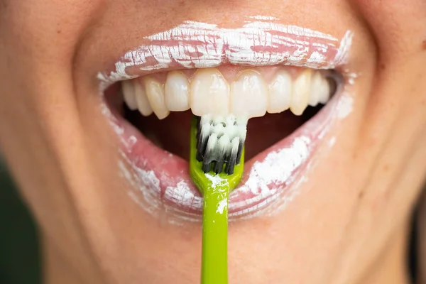 Vrouwelijke Lippen Besmeurd Met Witte Tandpasta Een Tandenborstel Tanden Poetsen — Stockfoto