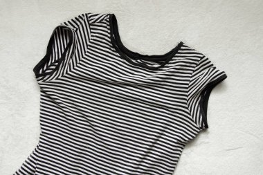 Beyaz arka planda siyah beyaz çizgili tişört.