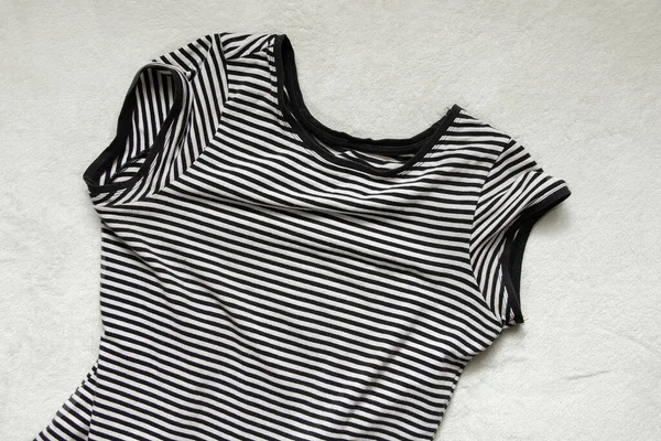 Beyaz arka planda siyah beyaz çizgili tişört.
