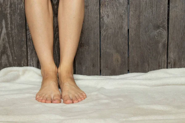 Alfombra Casa Suelo Los Pies Desnudos Una Niña —  Fotos de Stock