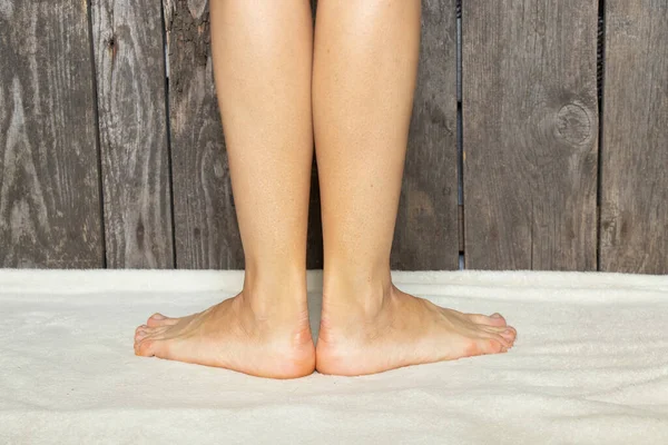 Килимі Вдома Підлозі Голі Ноги Молодої Дівчини — стокове фото