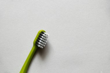 İzole edilmiş arkaplanda yeşil yeni diş fırçası