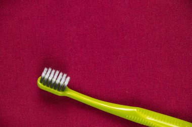İzole edilmiş arkaplanda yeşil yeni diş fırçası