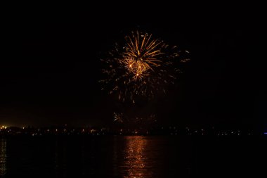 Ukrayna 'daki Dnipro şehrinde 12 Eylül 2020 gecesi havai fişekler atıldı.