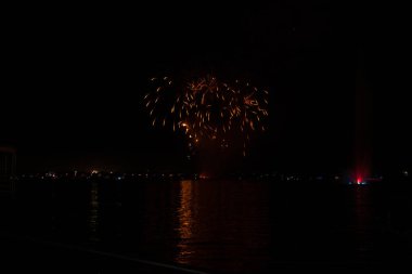 Ukrayna 'daki Dnipro şehrinde 12 Eylül 2020 gecesi havai fişekler atıldı.