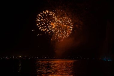 Ukrayna 'daki Dnipro şehrinde 12 Eylül 2020 gecesi havai fişekler atıldı.