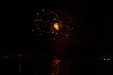 Ukrayna 'daki Dnipro şehrinde 12 Eylül 2020 gecesi havai fişekler atıldı.