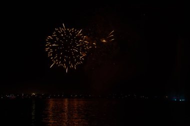 Ukrayna 'daki Dnipro şehrinde 12 Eylül 2020 gecesi havai fişekler atıldı.