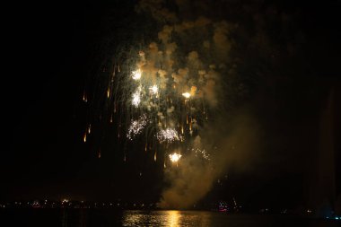 Ukrayna 'daki Dnipro şehrinde 12 Eylül 2020 gecesi havai fişekler atıldı.
