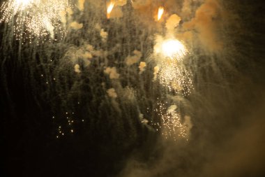 Ukrayna 'daki Dnipro şehrinde 12 Eylül 2020 gecesi havai fişekler atıldı.