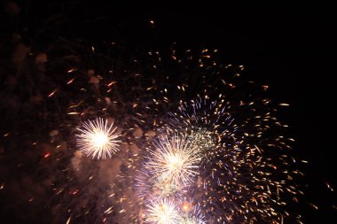 Ukrayna 'daki Dnipro şehrinde 12 Eylül 2020 gecesi havai fişekler atıldı.