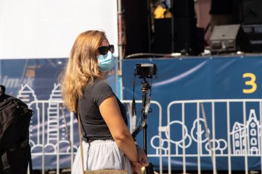 Ukrayna Dnipro - 12 Eylül 2020 - şehir merkezinde şehir meydanında karantina günlerinde medetsyn maskeli bir kameraman