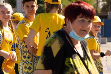 Ukrayna Dnipro - 12 Eylül 2020 - şehir merkezinde şehir merkezinde şehir merkezinde şehir meydanındaki karantina günlerinde insanlar karantina tedbirlerine uymuyorlar.