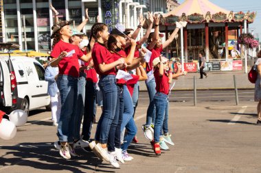 Ukrayna Dnipro - 12 Eylül 2020 - şehir merkezinde şehir merkezinde şehir merkezinde şehir meydanındaki karantina günlerinde insanlar karantina tedbirlerine uymuyorlar.