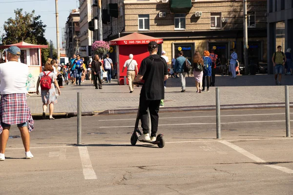 Украина Днепр Сентября 2020 Года Человек Черном Электроскутере Гуляет Центральной — стоковое фото