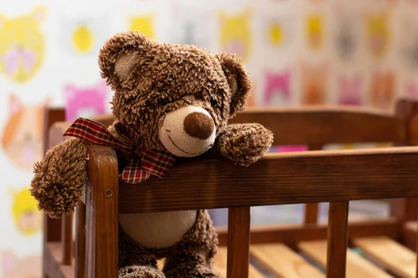 Zachte Bruine Teddybeer Zit Een Kinderbed Een Kinderkamer Een Wazige — Stockfoto