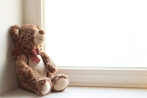 Bruine Teddybeer Zit Alleen Het Raam Kinderspeelgoed — Stockfoto