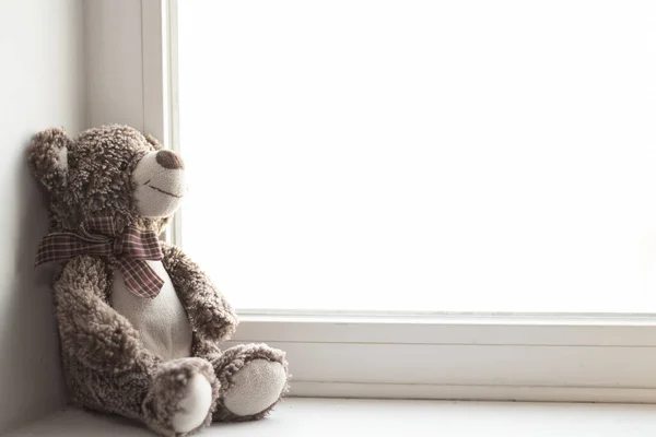 Bruine Teddybeer Zit Alleen Het Raam Kinderspeelgoed — Stockfoto