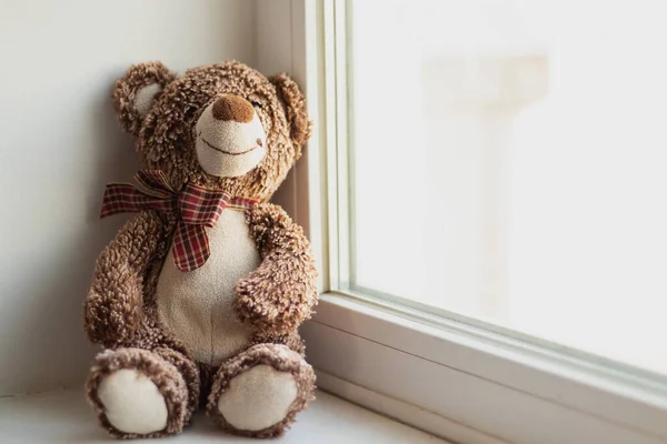 Bruine Teddybeer Zit Alleen Het Raam Kinderspeelgoed — Stockfoto