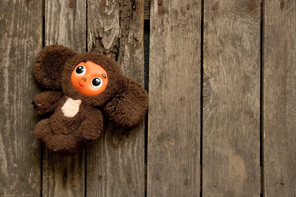 Barnens Gamla Leksak Cheburashka Karaktär Från Den Tecknade Ligger Trägolvet — Stockfoto