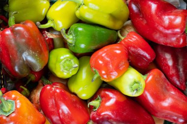 Kırmızı biber ve yeşil arka plan olarak yakın plan