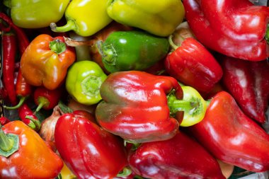 Kırmızı biber ve yeşil arka plan olarak yakın plan