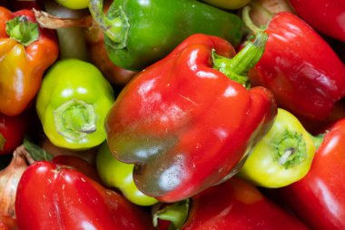 Kırmızı biber ve yeşil arka plan olarak yakın plan