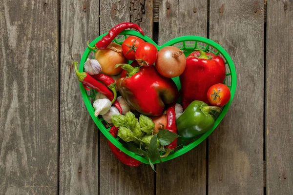 Gemüse Einem Grünen Korb Auf Einem Holztisch Der Küche Tomaten — Stockfoto