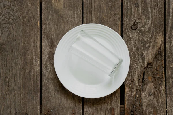 White Plate Empty Empty Glass Cup Wooden Table — Stock Photo, Image