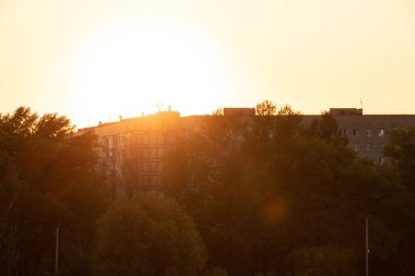 2020 sonbaharında Ukrayna 'da akşam saatlerinde günbatımının arka planına karşı çok katlı bir bina.