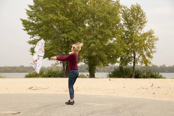 Chica Con Una Fuente Los Parques Fuerte Viento Ucrania Otoño — Foto de Stock