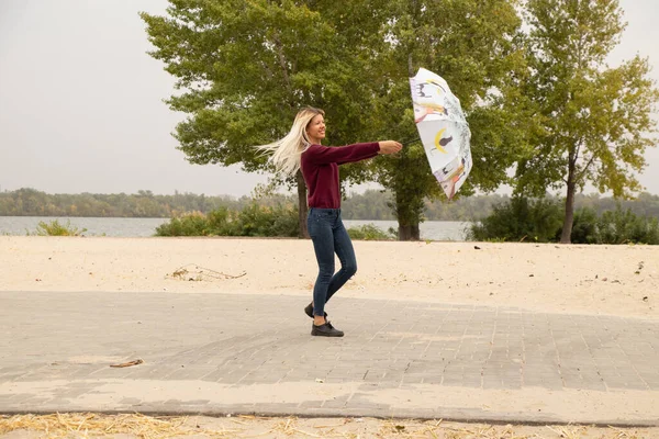 Chica Con Una Fuente Los Parques Fuerte Viento Ucrania Otoño — Foto de Stock