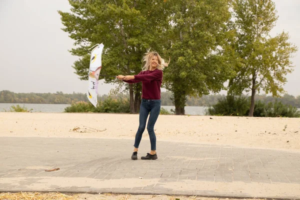 Chica Con Una Fuente Los Parques Fuerte Viento Ucrania Otoño — Foto de Stock